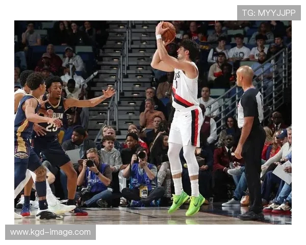 开拓者官方晒夏普惊天暴扣彰显新星腾飞篮球赛场统治力